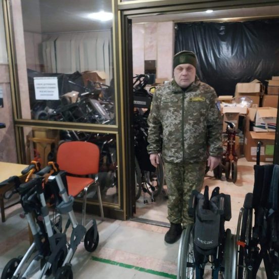 Transportchefen vid en del av deras lilla lager i Kiev