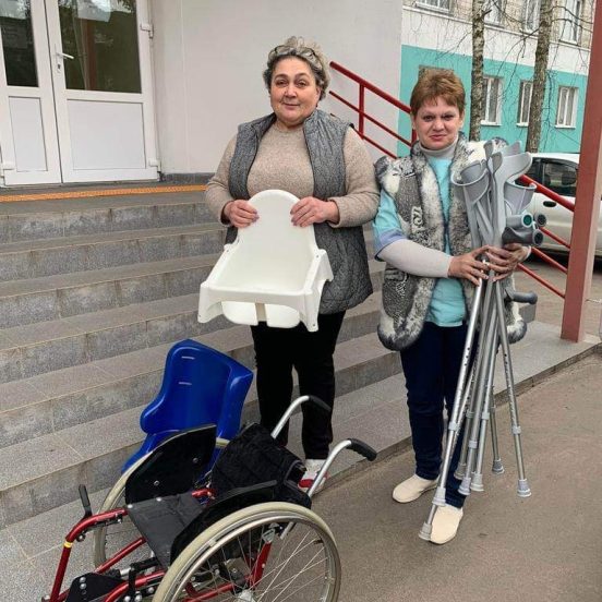 Sjuksköterskor som fördelar hjälpmedlen till olika sjukhus nära fronten.