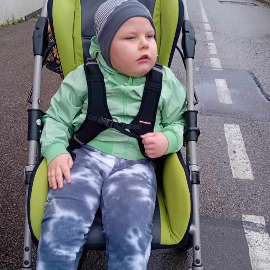 Karlis på promenad i sin nya vagn